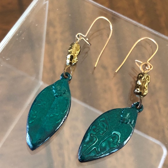 NWOT green closed lock french wire  dimensional leaf earrings - Picture 3 of 12